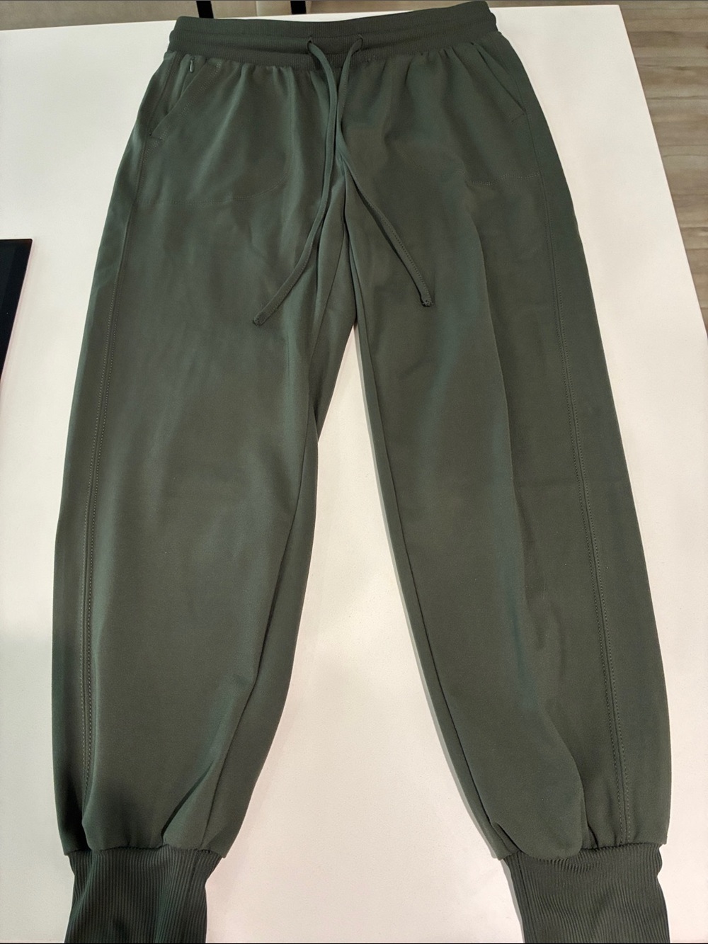 RACHEL ZOE NWOT Women’s Soft Olive Colored Joggers With Three Pockets Size Small